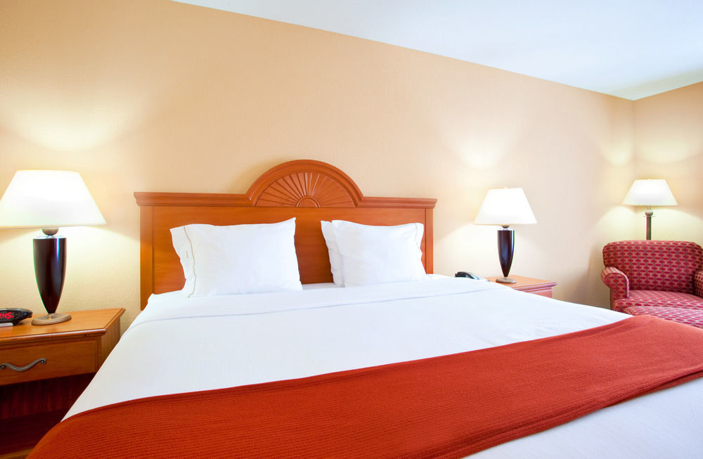 Holiday Inn Express Mineral Wells By Ihg Паркерсберг Экстерьер фото