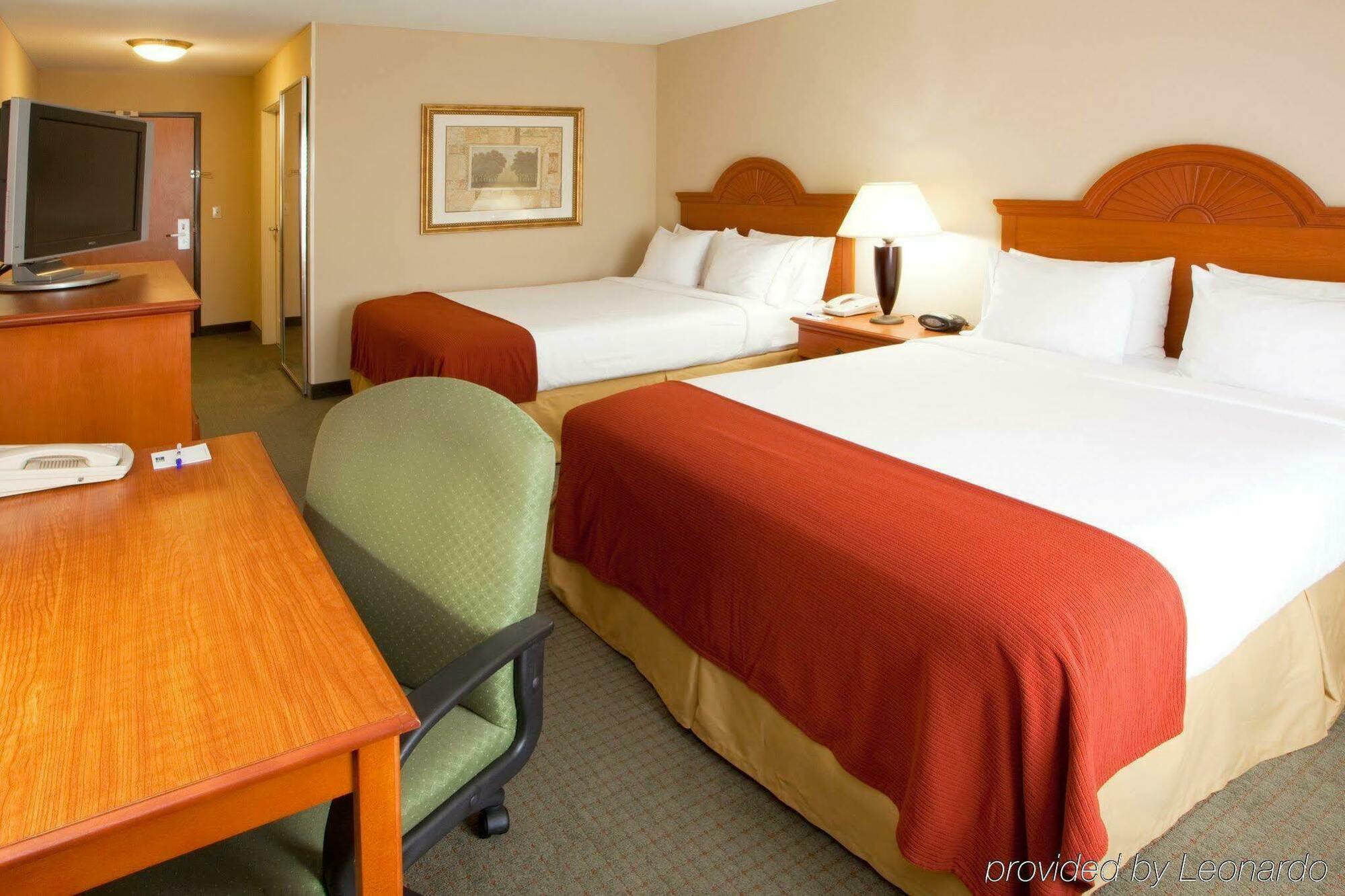 Holiday Inn Express Mineral Wells By Ihg Паркерсберг Экстерьер фото