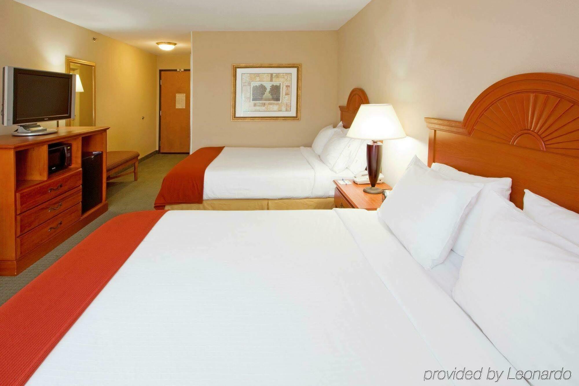 Holiday Inn Express Mineral Wells By Ihg Паркерсберг Экстерьер фото