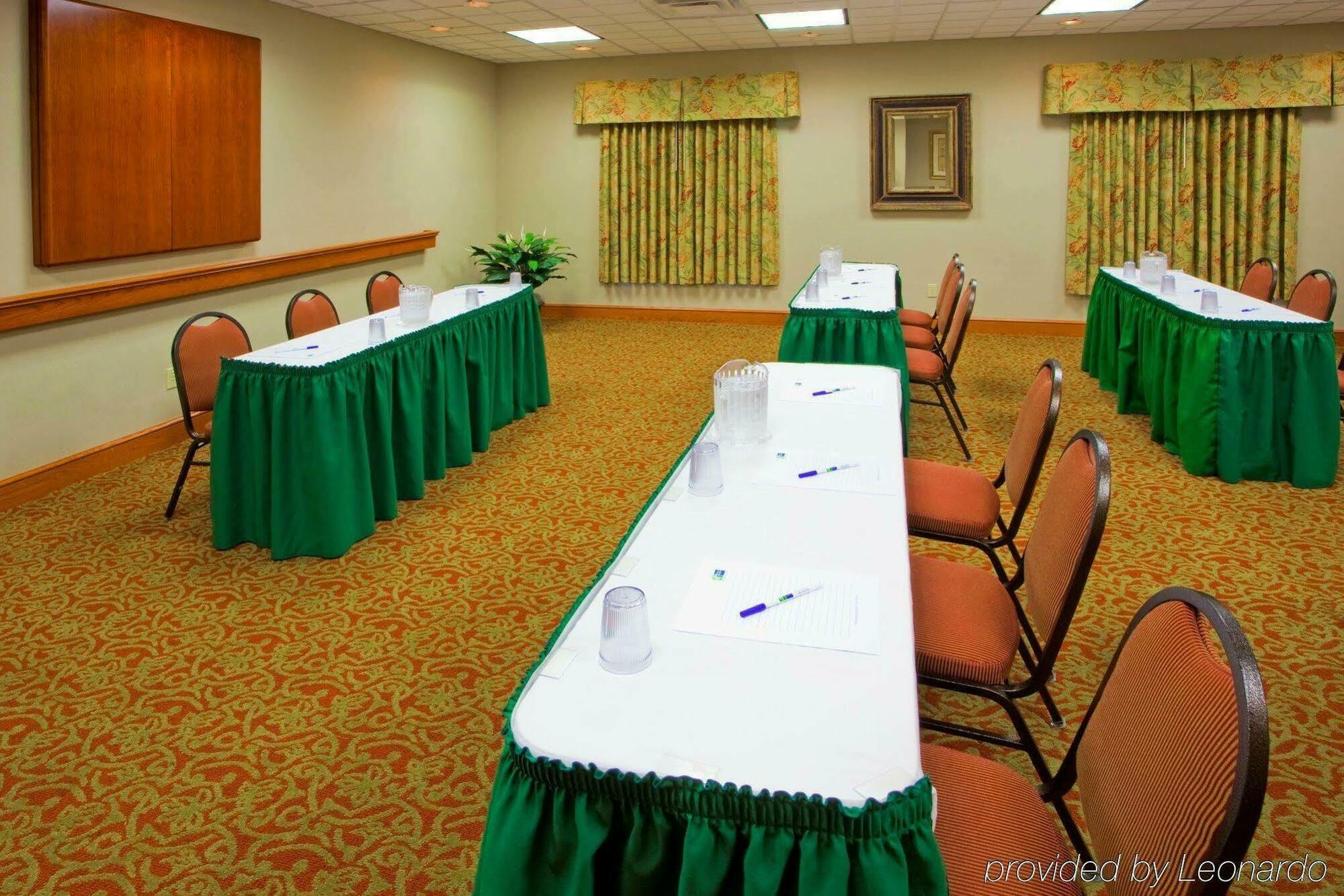 Holiday Inn Express Mineral Wells By Ihg Паркерсберг Экстерьер фото